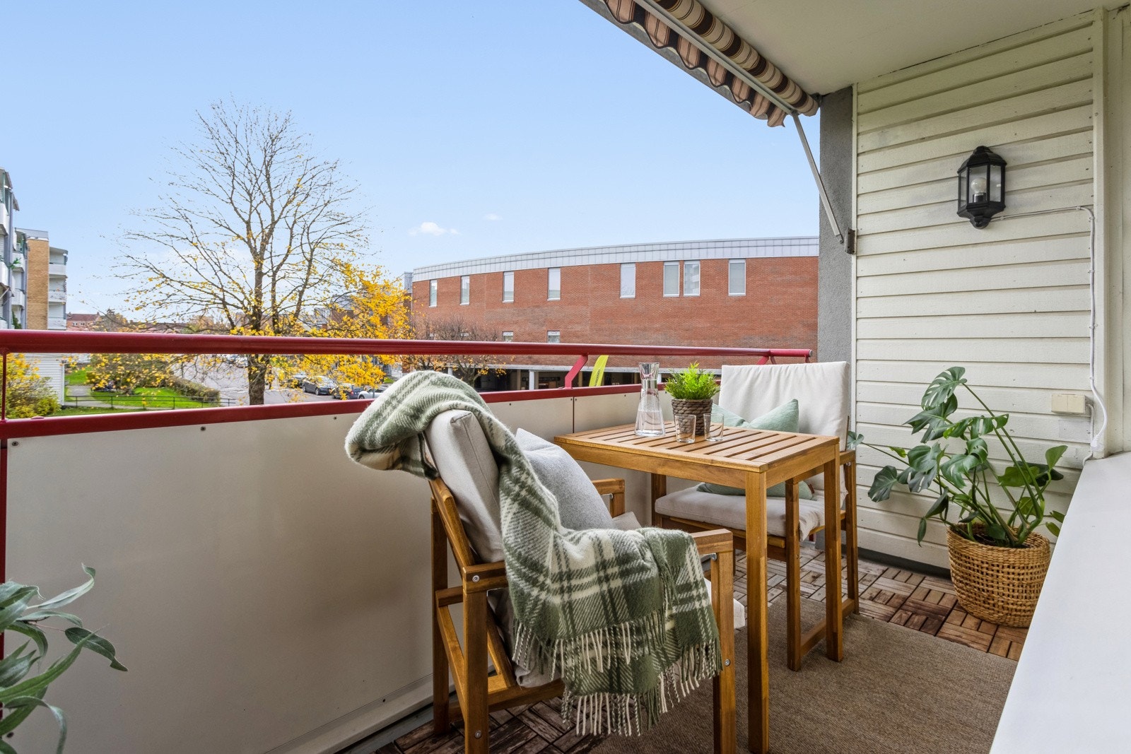 Lun og fin balkong med markise. Galleribilde