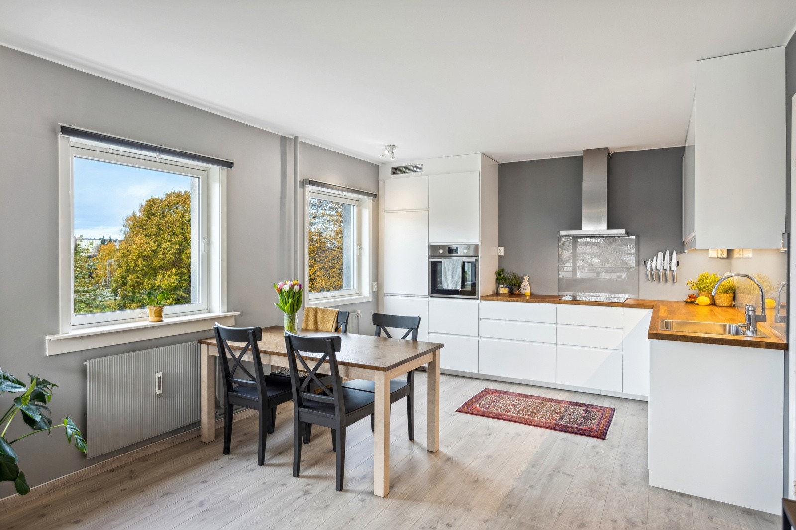 Åpen og fin stue/kjøkken løsning (opprinnelig vegg mellom kjøkken og stue er fjernet) Galleribilde