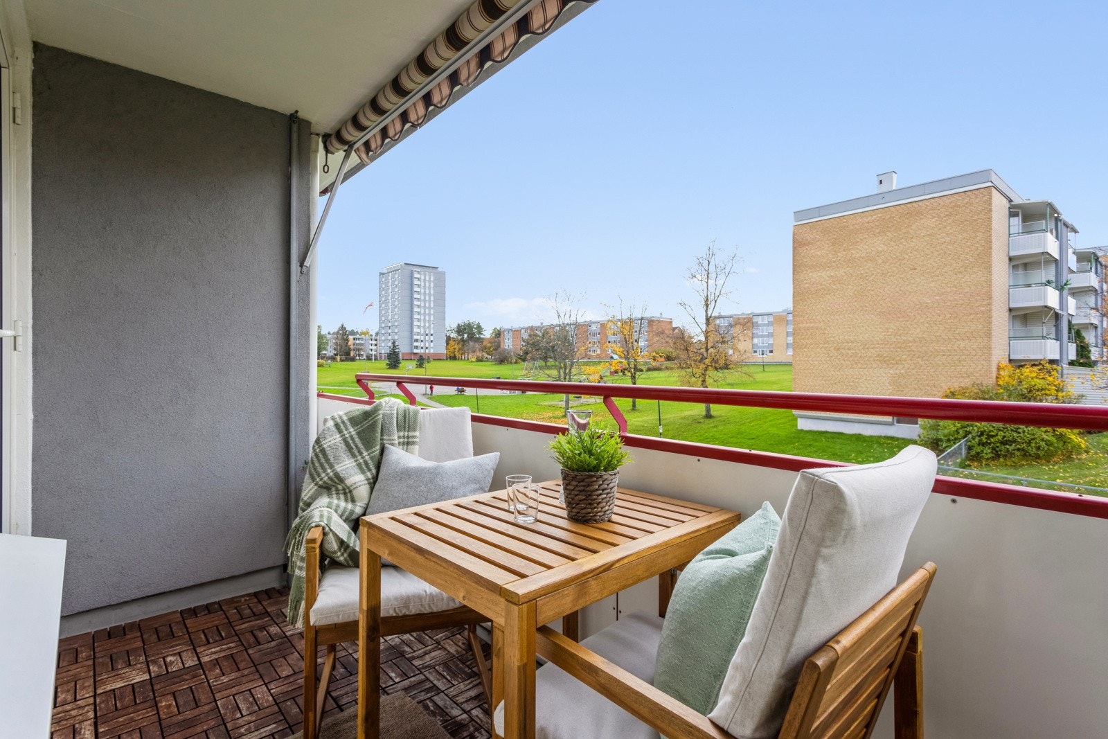 Vestvendt balkong på 5 kvm med god plass til utemøbler og grill. Markise. Galleribilde