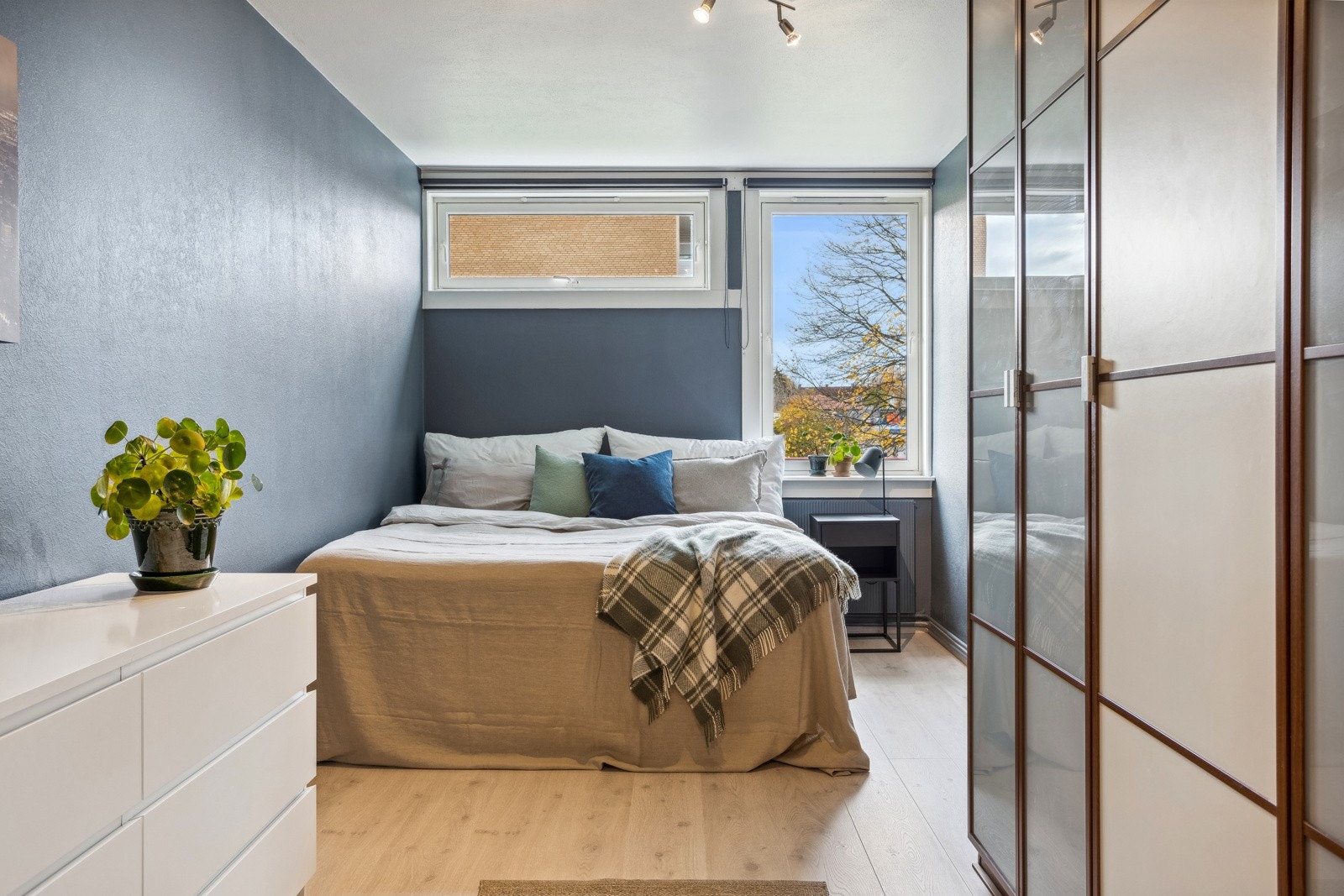 Soverommet er av god størrelse med god plass til dobbeltseng, kommode mm. Garderobeskap medfølger. Galleribilde