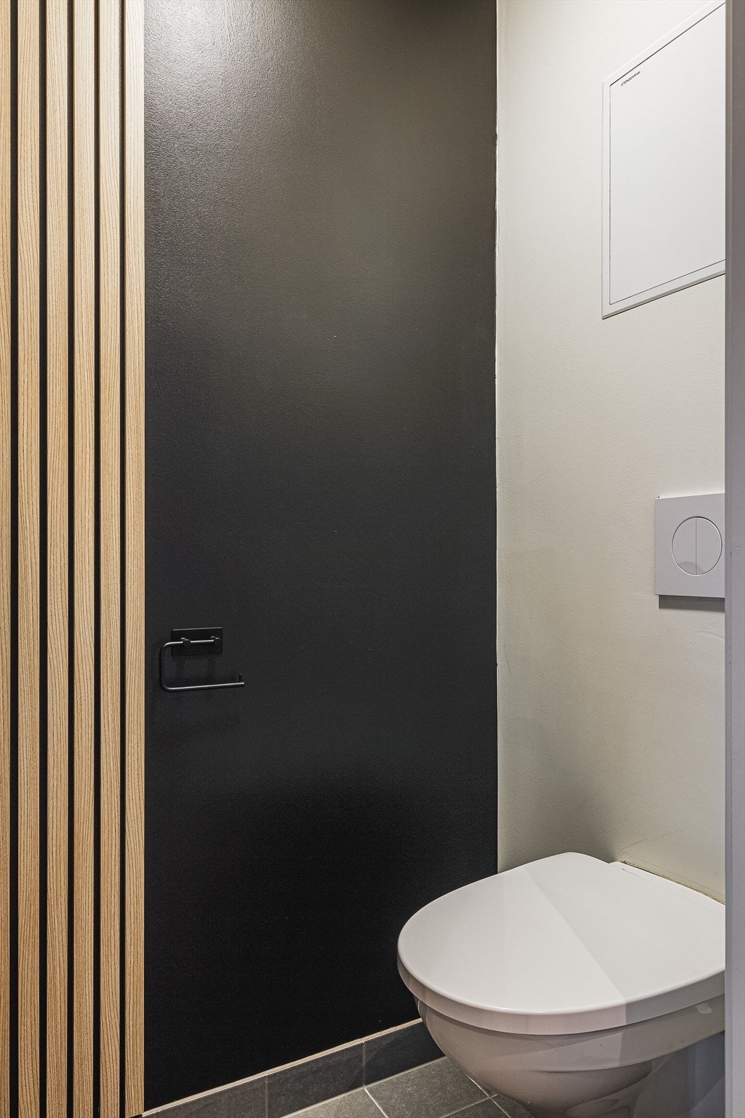 Toalettrommet ligger vegg-i-vegg med baderommet og er i likhet med resten av leiligheten moderne oppusset. Galleribilde