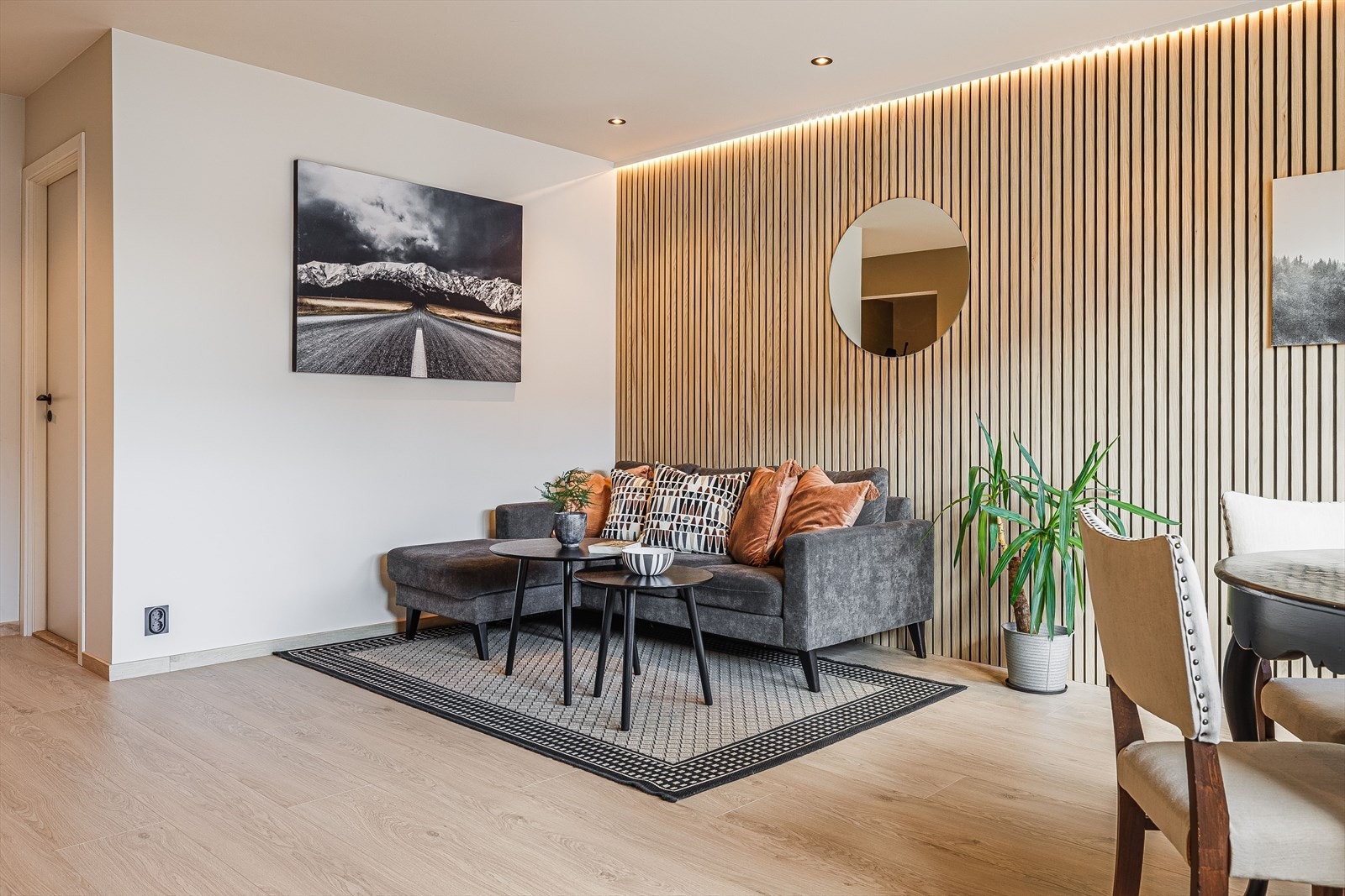 Stuen har god standard fra 2024 med pen enstavs laminat på gulv, glatte malte overflater med en stilig kontrastvegg med spiler, samt downlights og lyslist i himlingen. Galleribilde