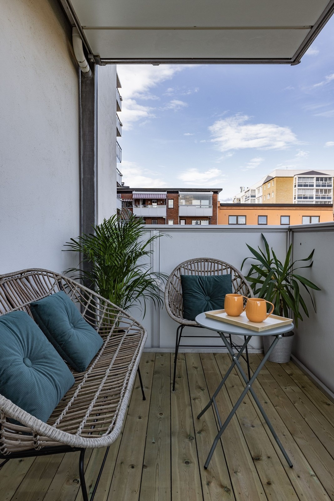 Balkongen er overbygget, har terrassebord fra 2024 på gulv og plass til sittegruppe etter eget ønske og behov. Galleribilde