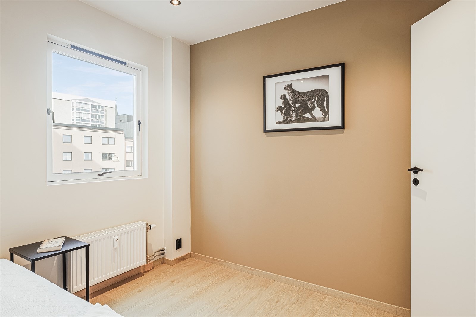 Alle soverommene ble pusset opp i 2024 med pen enstavs laminat på gulv, glatte overflater malt i innbydende farger og downlights i himlingen. Galleribilde