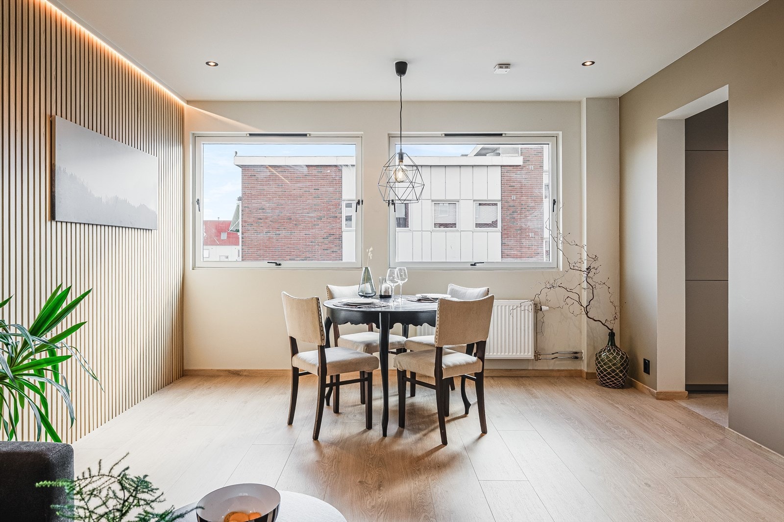 En lys og flott 4-roms endeleilighet som er moderne oppusset i 2024/23. Galleribilde