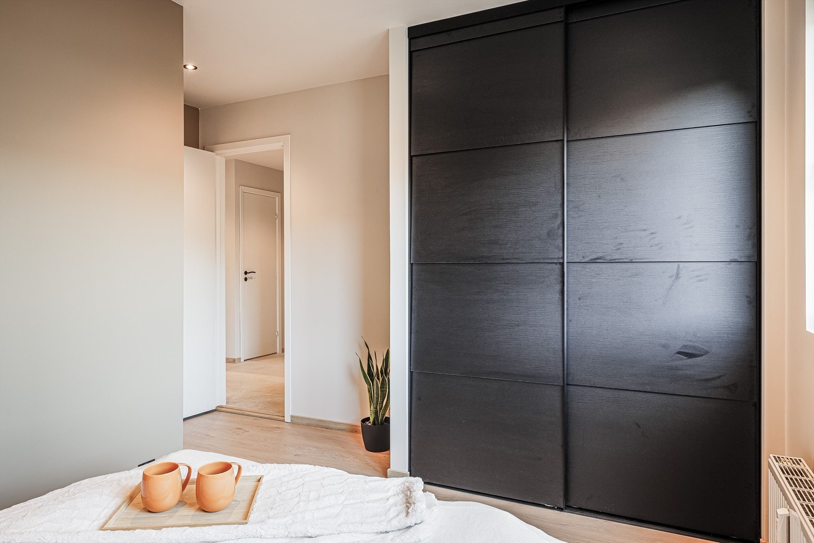 På soverommet har du rikelig med oppbevaringsplass i stor skyvedørsgarderobe. Galleribilde