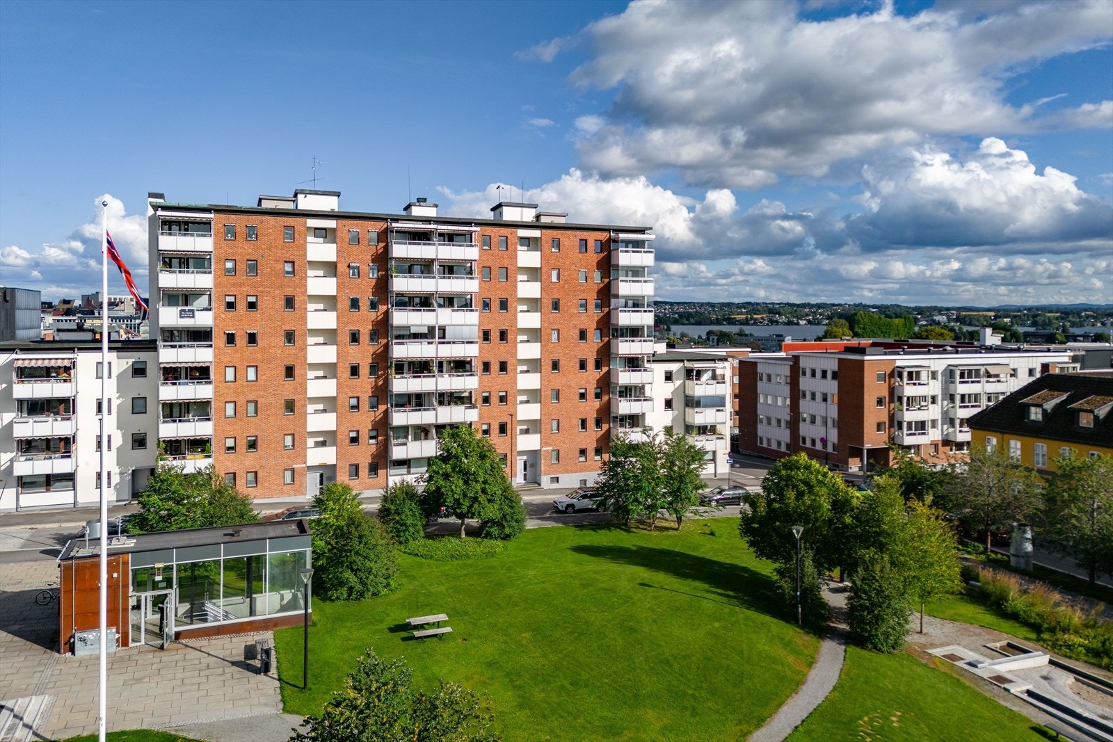 Borettslaget har 9 garasjer som leies ut til beboerne etter venteliste. Det er også mulighet for å leie av parkeringsplass i Vestre Torg P-hus som ligger rett over gata. Galleribilde