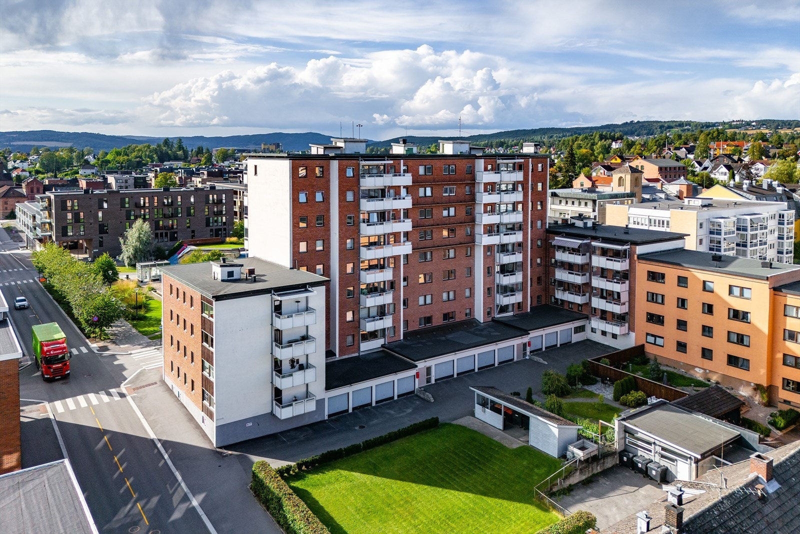 Leiligheten har en utmerket beliggenhet midt i Hamar sentrum med gangavstand til alle servicetilbud. Koigen og Mjøsa hvor det er blant annet sandstrand ligger omtrent rett utenfor døren. Galleribilde