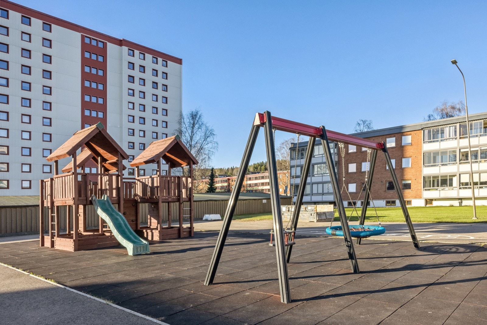 I borettslaget tar de godt vare på både store og små. Fine lekeplasser og sittegrupper til felles benyttelse. Galleribilde