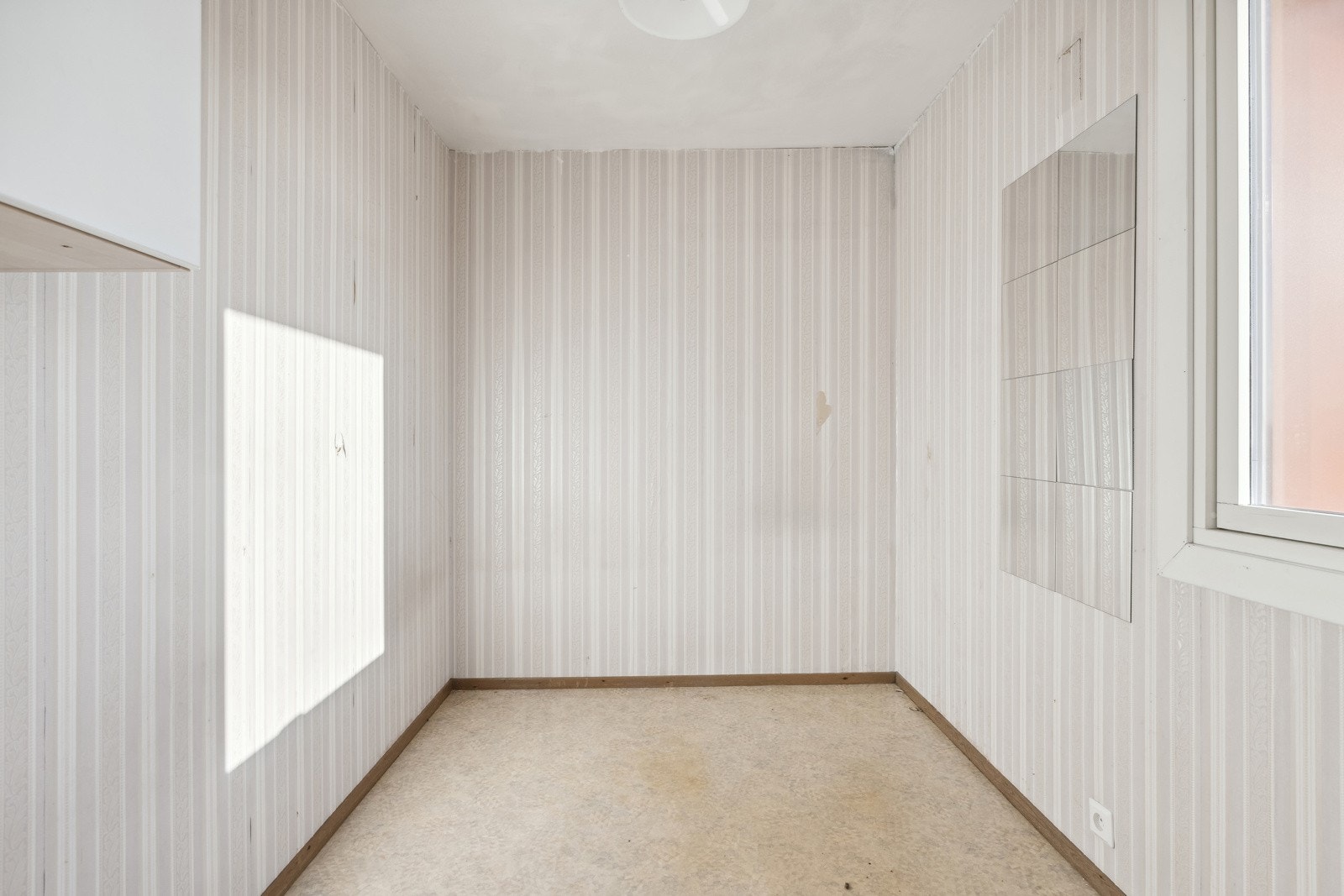 Soverom 2 har plassbygde skaper på vegger. Galleribilde