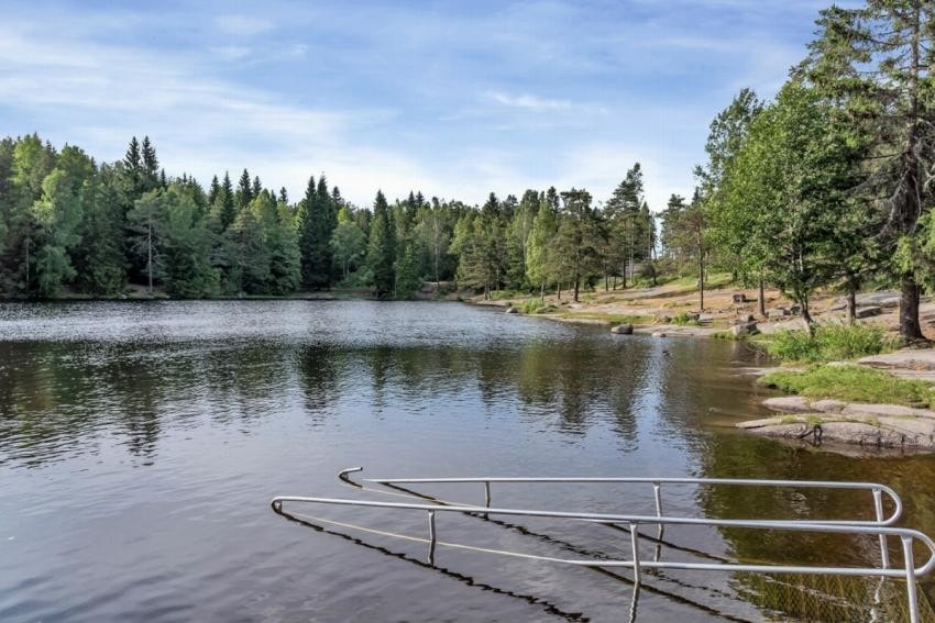 Lillomarka kan du bruke hele året. "Steinbruvannet rundt", enten på ski på vinteren eller for en svømmetur på sommeren. Galleribilde