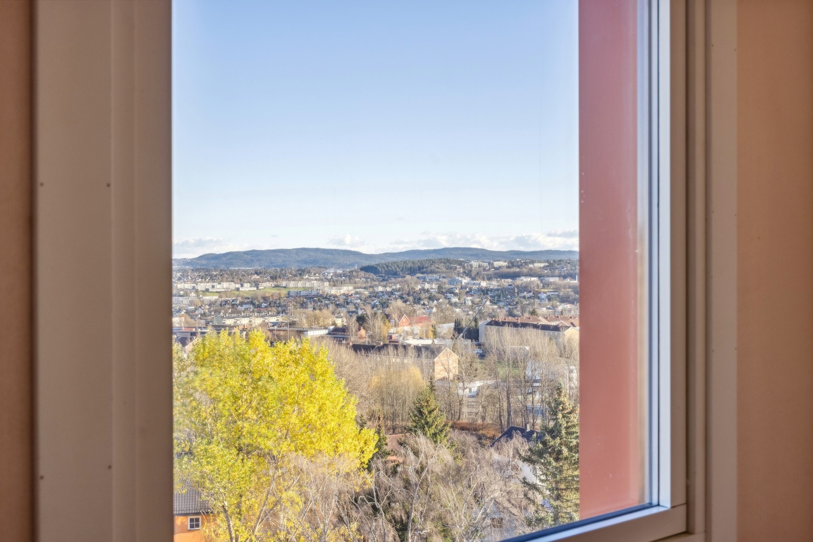 Detalj. Fra alle leilighetens vinduer har du fantastisk utsikt over Groruddalen, over mot Lindeberg og ned mot Oslo fjorden. Galleribilde