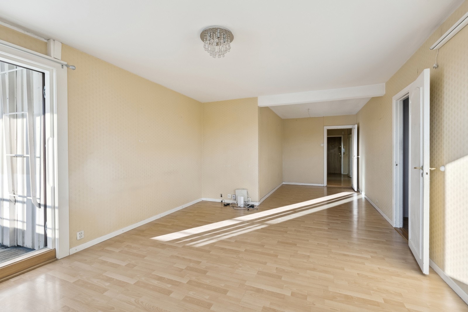 Det er doble dører ut mot balkongen fra stuen og vindu fra 2 sider. Galleribilde