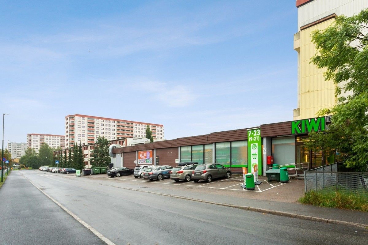 Flere butikker i området. Meny, Rema, Joker, Kiwi, hva du liker best. 2 min å gå til nærbutikken Kiwi. Galleribilde