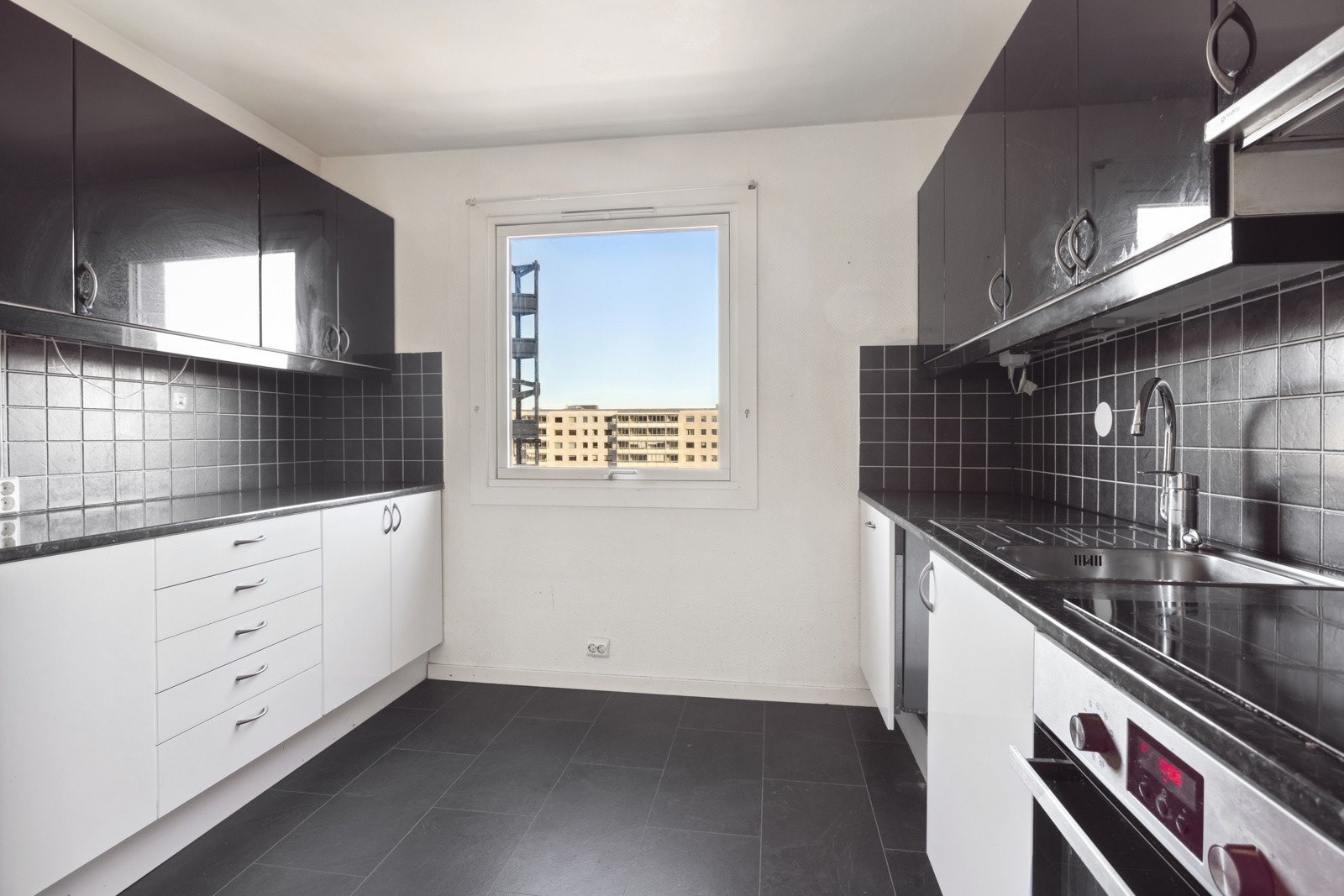 Ikea kjøkkeninnredning med mye skap-og benkeplass. Integrert komfyr med platetopp. Opplegg for oppvaskmaskin. Galleribilde