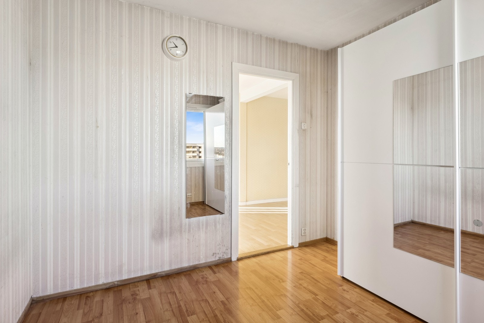 Hel vegg i hovedsoverommet med garderobeskap. Galleribilde