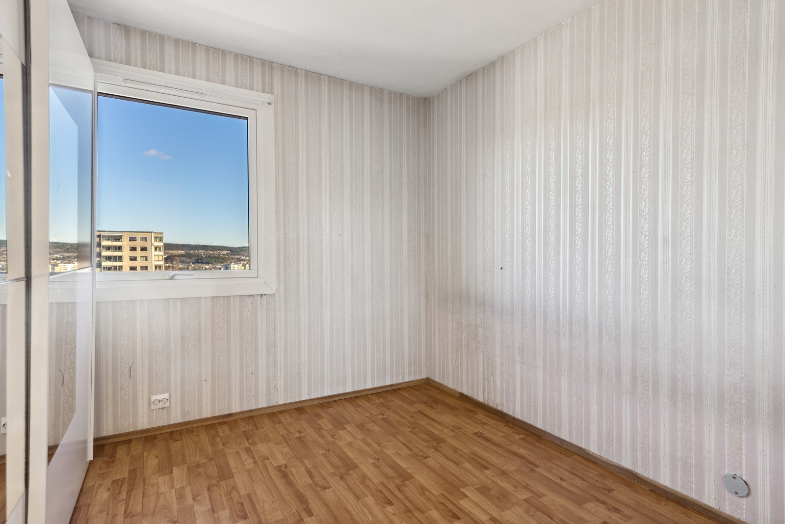 Hovedsoverommet er av god størrelse. God plass til dobbelseng med tilhørende møblement. Galleribilde