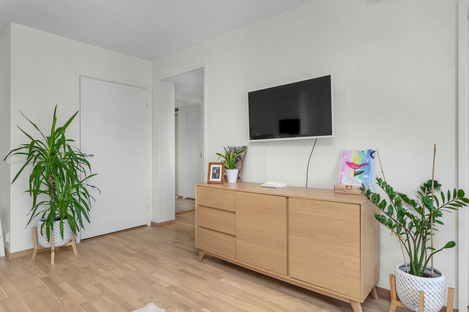 Leiligheten er utført med tidsmessige løsninger som parkettgulv, slette lysmalte vegger og spotter i taket. Galleribilde