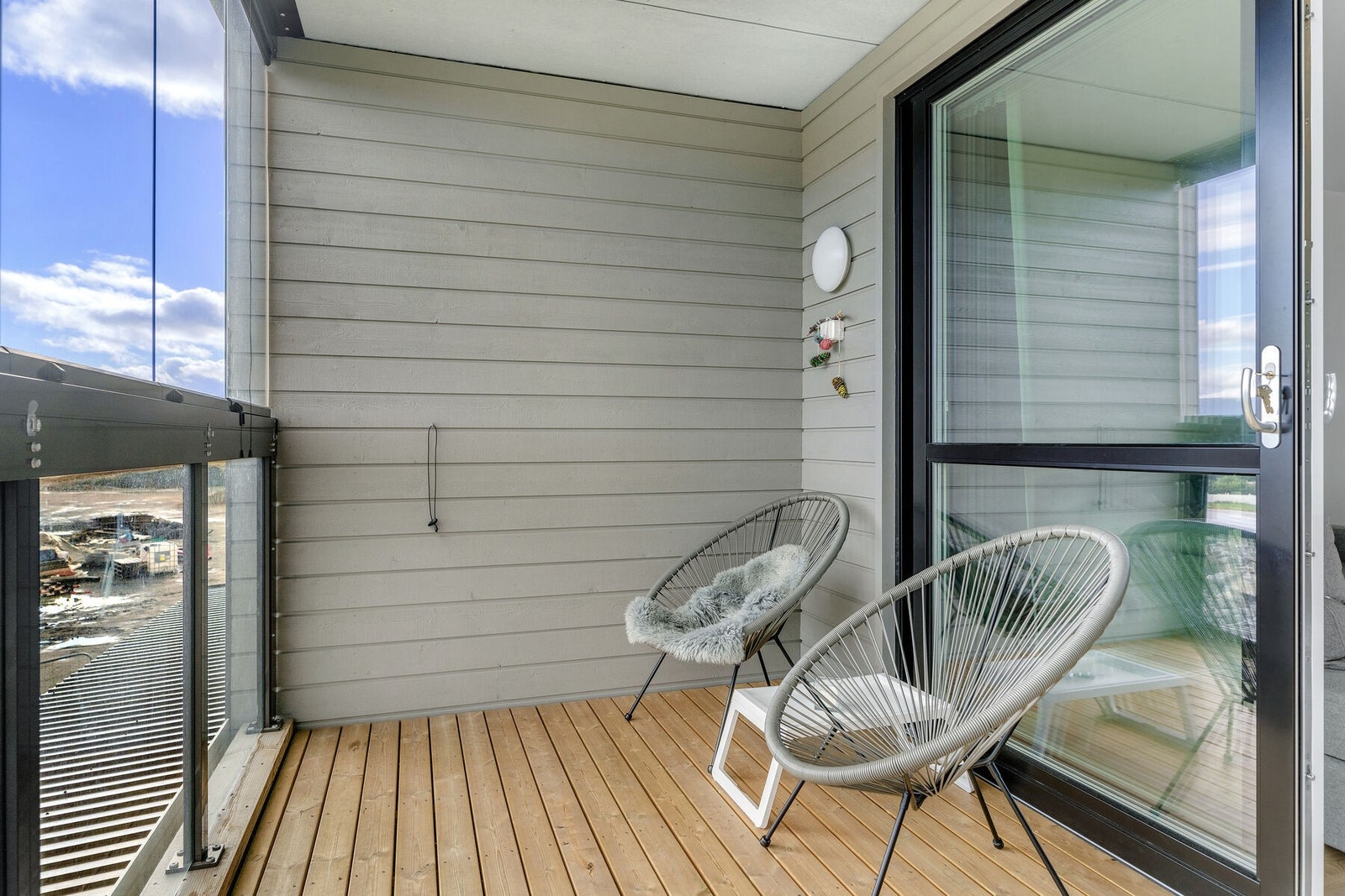 Den innglassede balkongen gir god beskyttelse mot vær, vind og støy, samt muligheter til anvendelse året rundt. Galleribilde