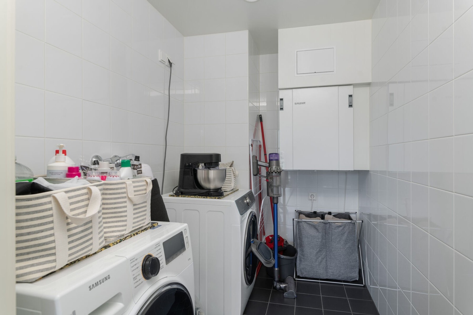 Praktisk separat vaskerom med opplegg for vaskemaskin og varmekabler i gulvet. Galleribilde