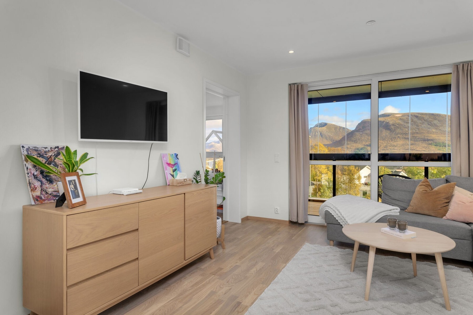 Trivelig stue med flott fjellutsikt. Fra stuen er det utgang til en innglasset balkong. Galleribilde