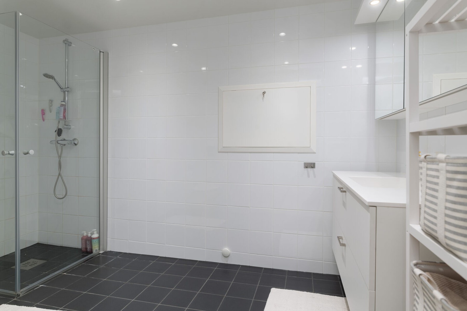 Moderne flislagt bad med varmekabler i gulvet. Galleribilde