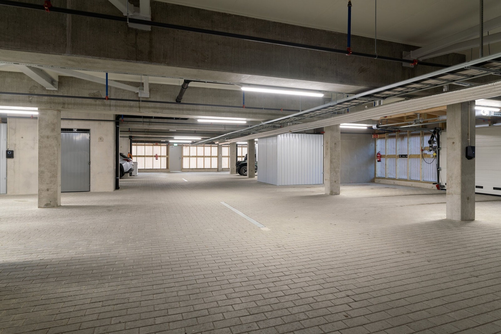 Det medfølger en fast merket parkeringsplass på 1. plan i bygningen iht. vedtekter. Her er det klargjort for montering av el-bil lader. Galleribilde