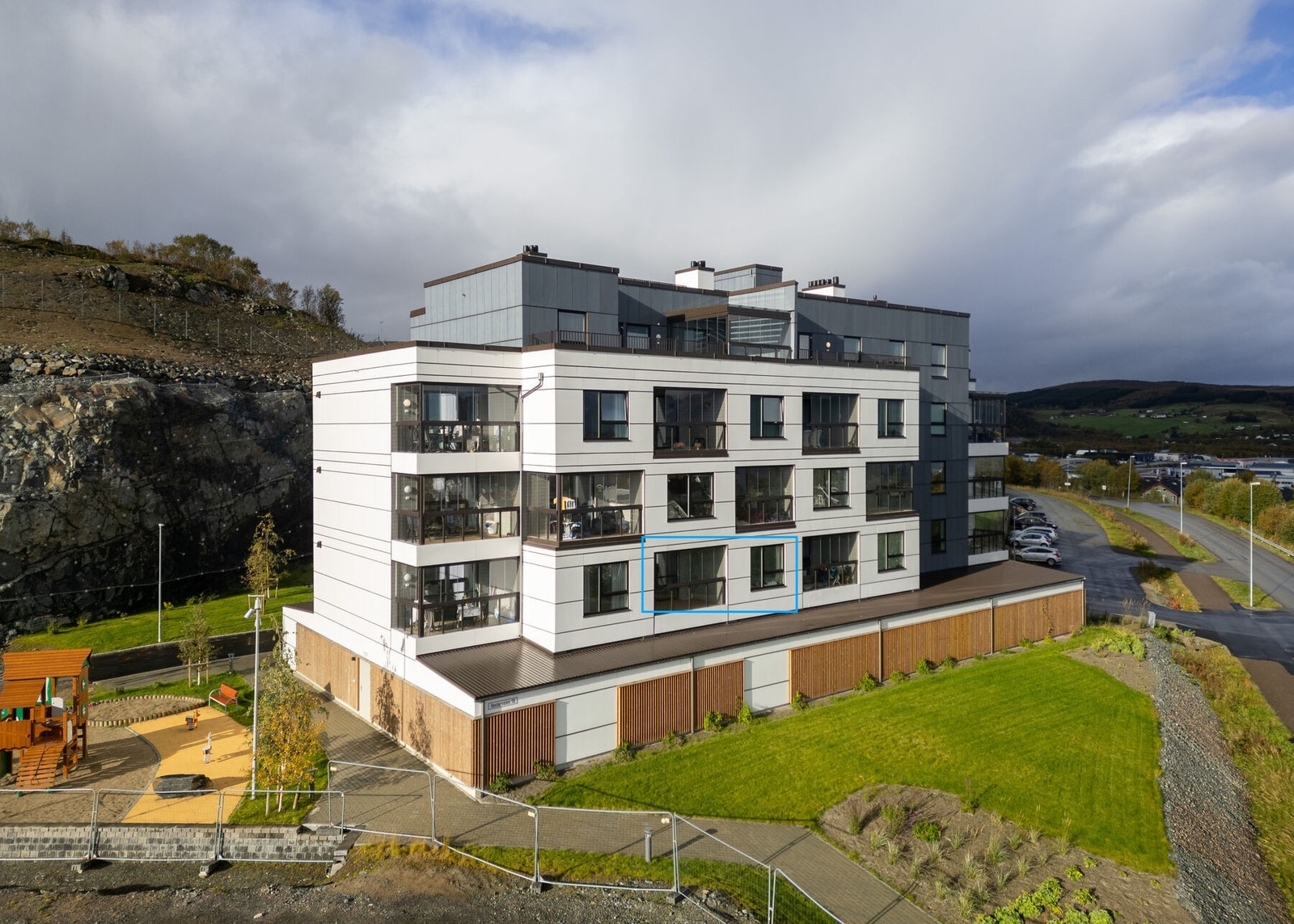 Leiligheten ligger i byggets andre etasje og har gode utsiktsforhold. Det er heis i bygget. Galleribilde