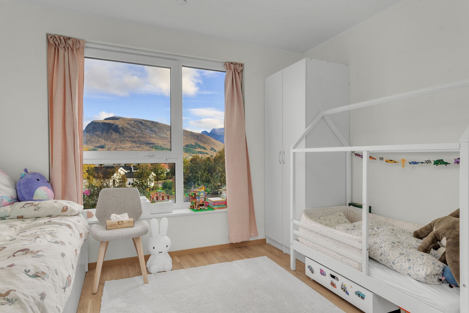 Soverom 1 har samme gode utsikten som stuen. Galleribilde