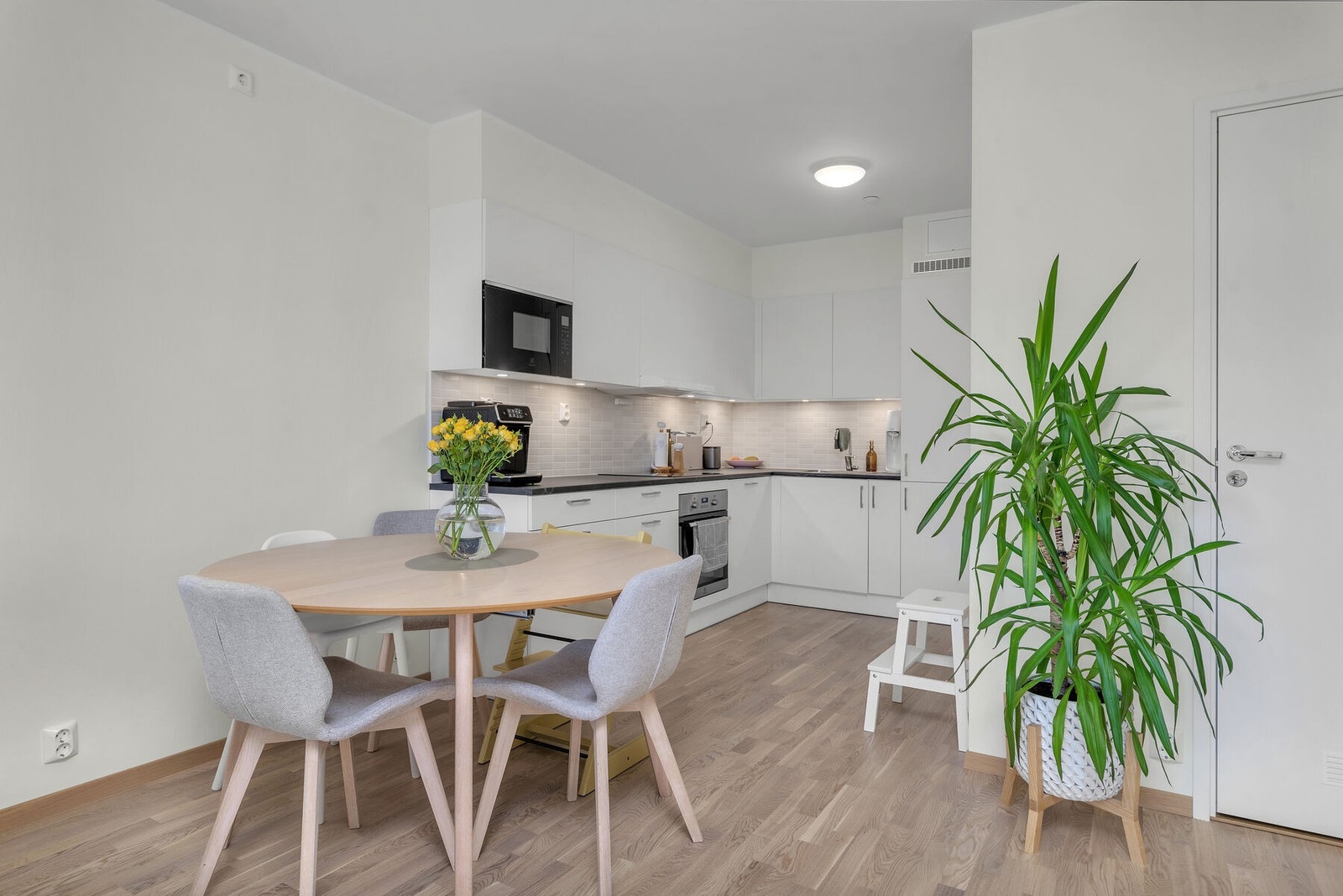 Ved kjøkkenet er det rom for en hyggelig spiseplass. Galleribilde