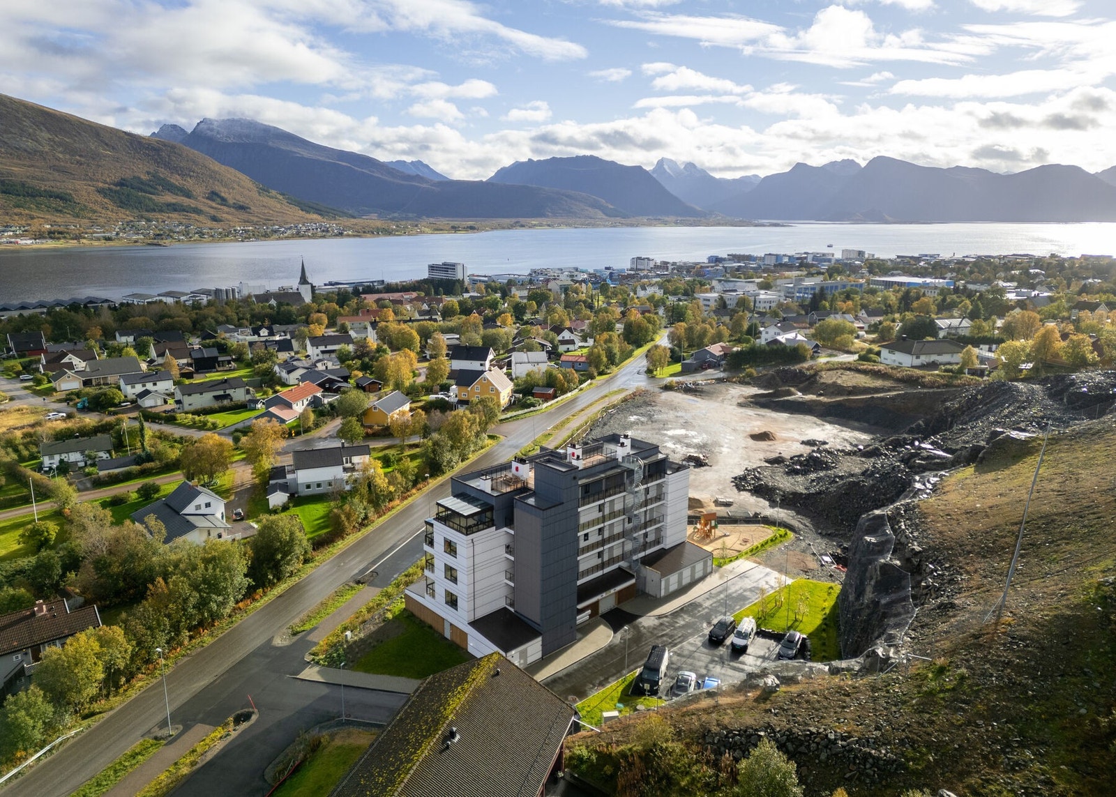 Herfra er det gangavstand til skoler, barnehager, idrettsanlegg og sentrum med alt av fasiliteter. Galleribilde