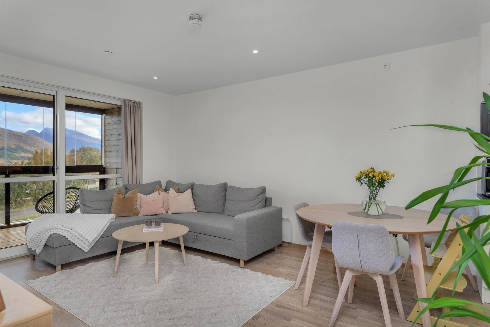 Lys og moderne 3-roms leilighet fra 2023 - Innglasset balkong og felles takterrasse - Parkering Galleribilde