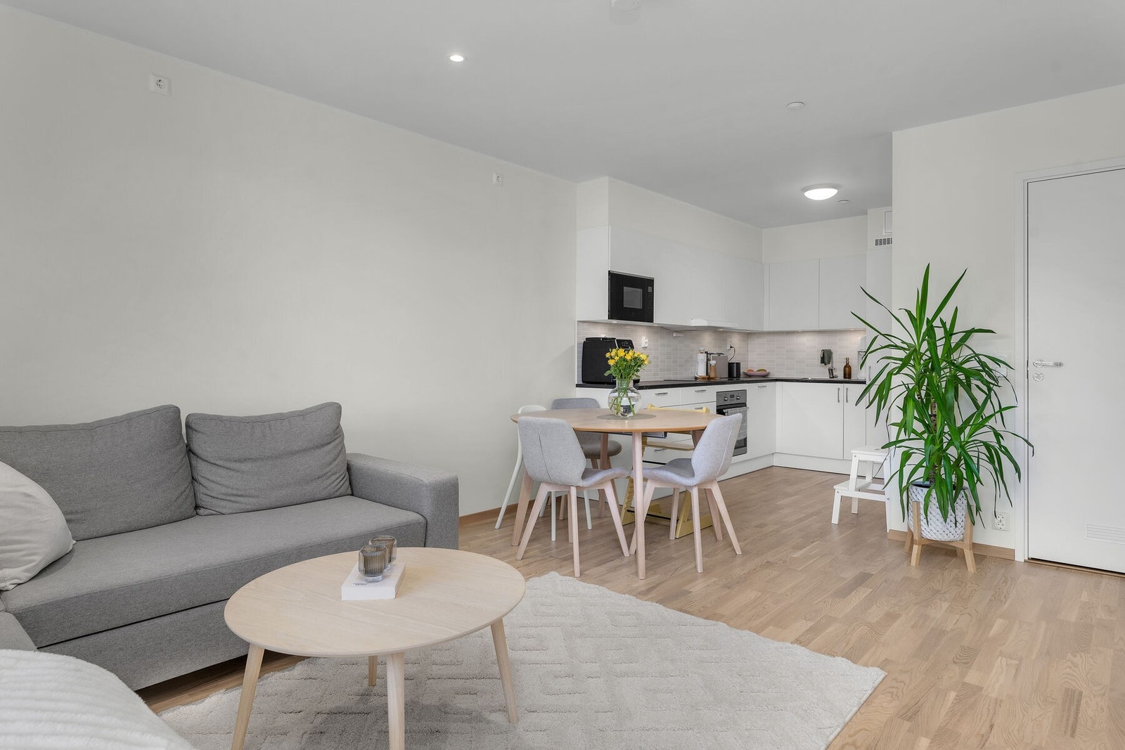 Stue og kjøkken i åpen løsning skaper en sosial romfølelse. Galleribilde