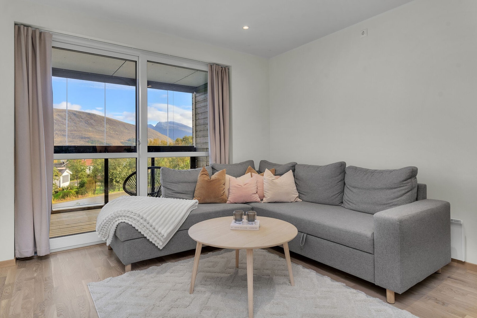 Store vindusflater gir leiligheten mye naturlig lysinnslipp. Galleribilde