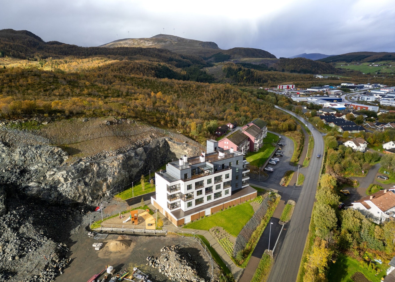 Attraktiv og sentral beliggenhet vest for Sortland sentrum, med gangavstand til det meste. Galleribilde