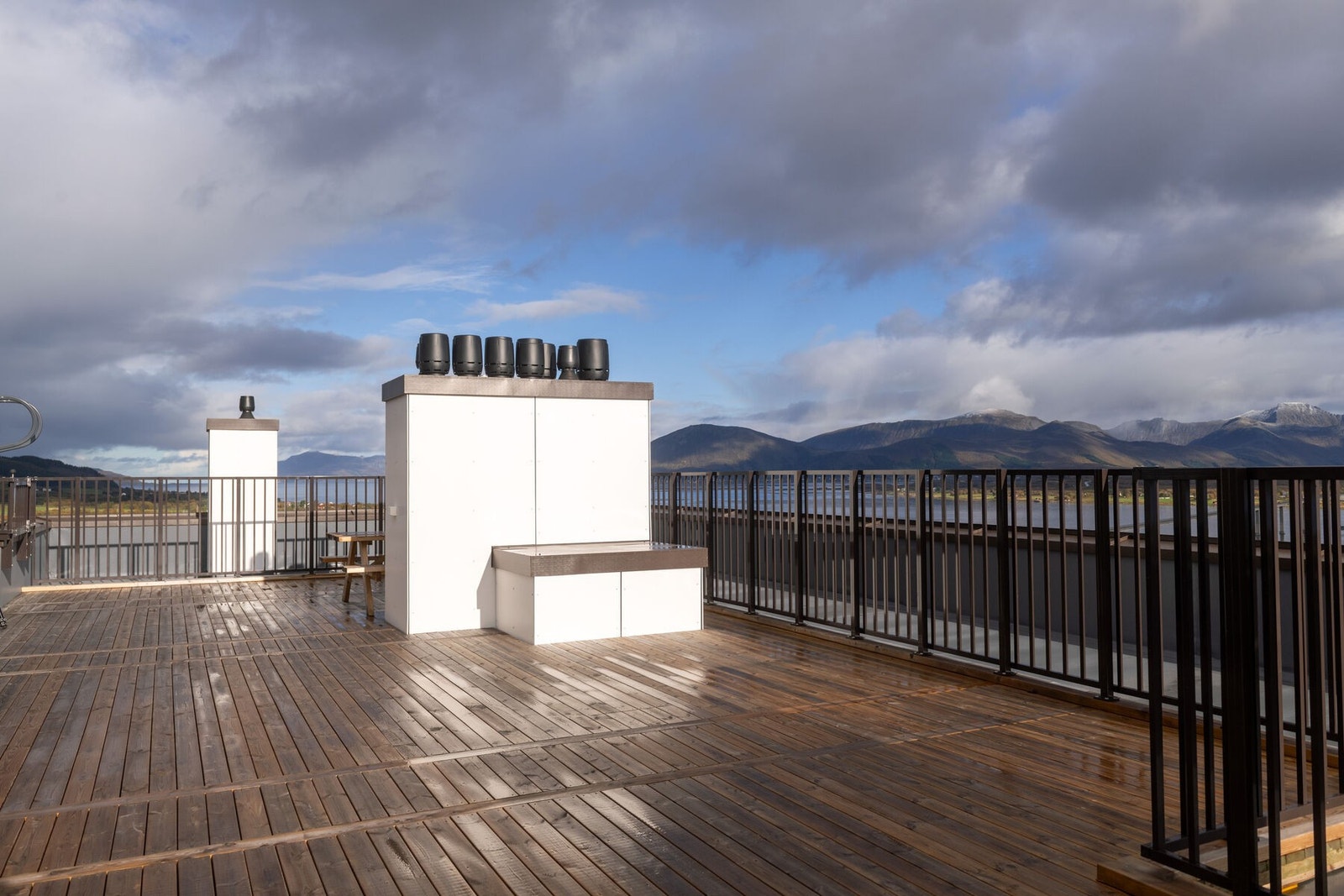 Takterrassen er utstyrt med flere sittebenker. Galleribilde