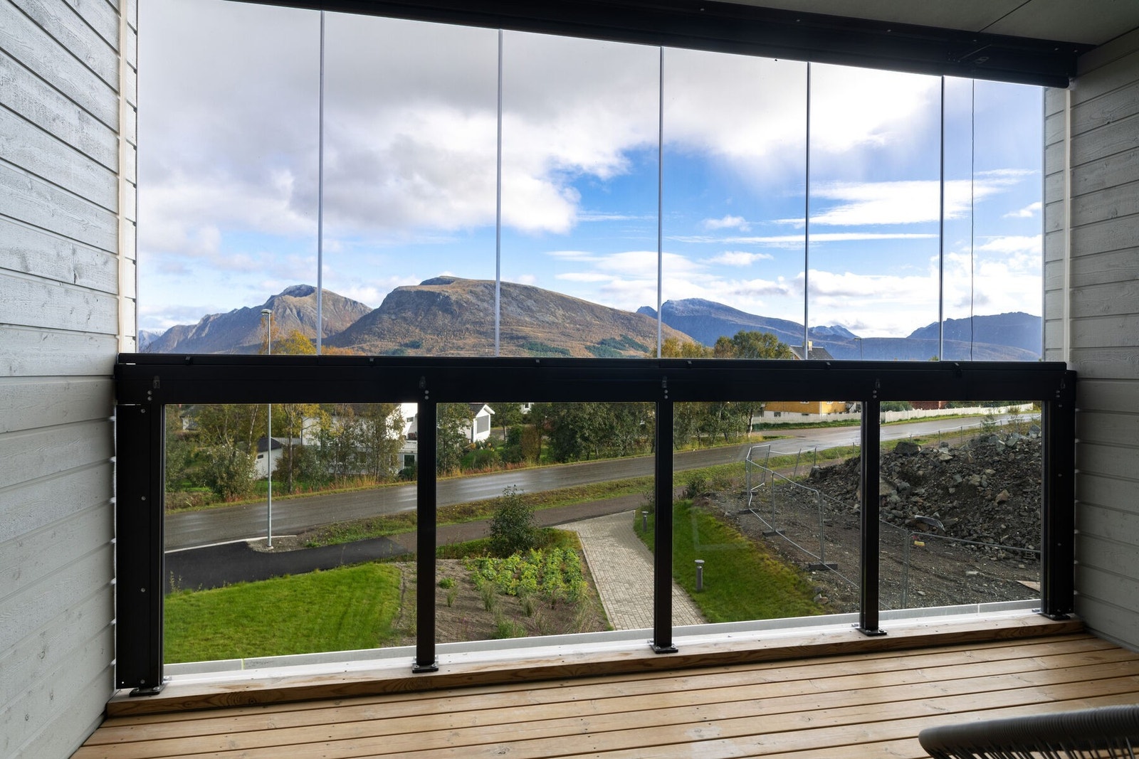 Fra balkongen er det fri og god utsikt, samt gode solforhold. Galleribilde