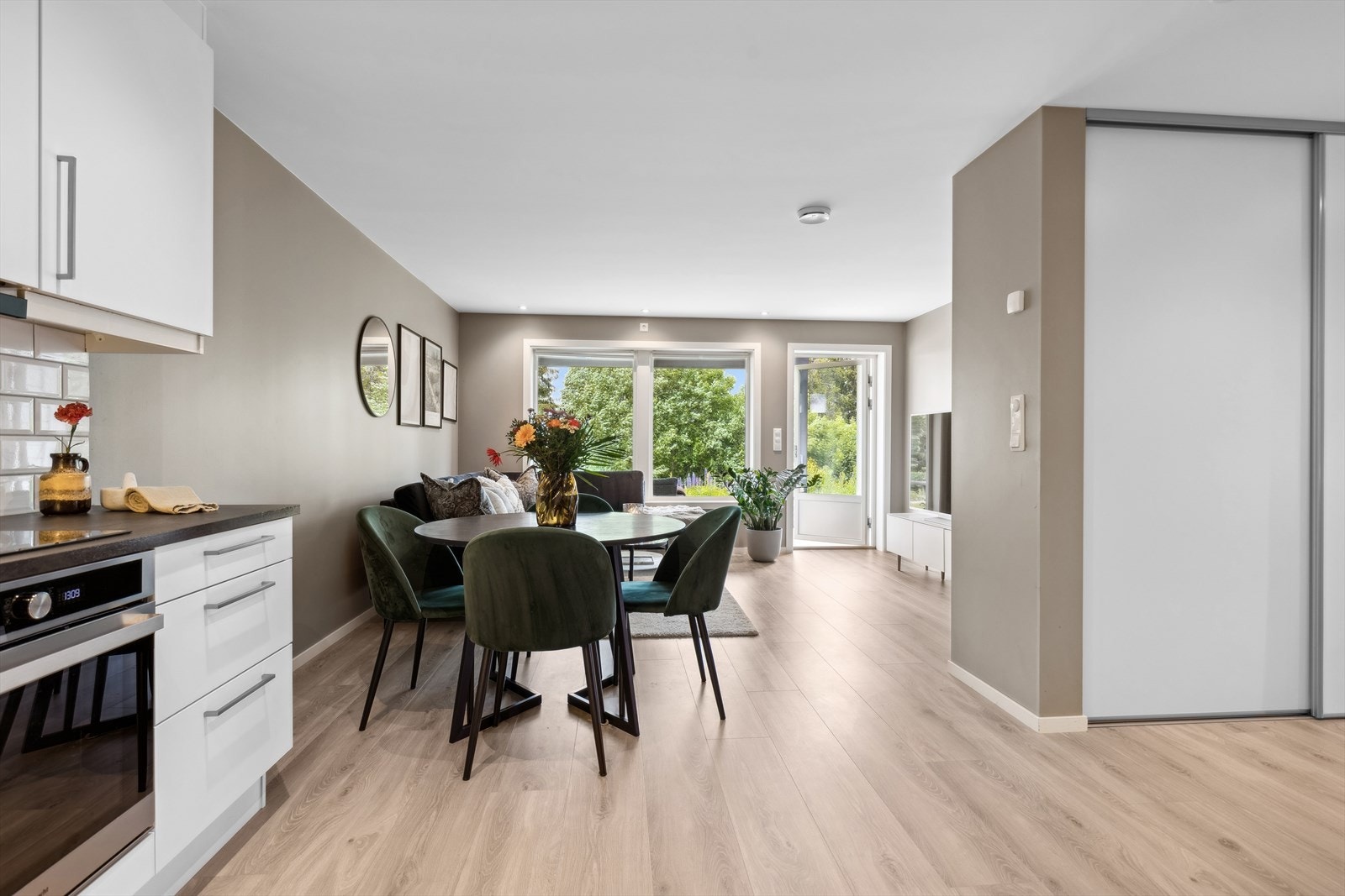 Boligen er holdt i en tidsriktig fargepalett og har utstrakt bruk av laminatgulv, downlights og slette, malte vegger og himlinger. Boligen har vannbåren gulvvarme. Galleribilde