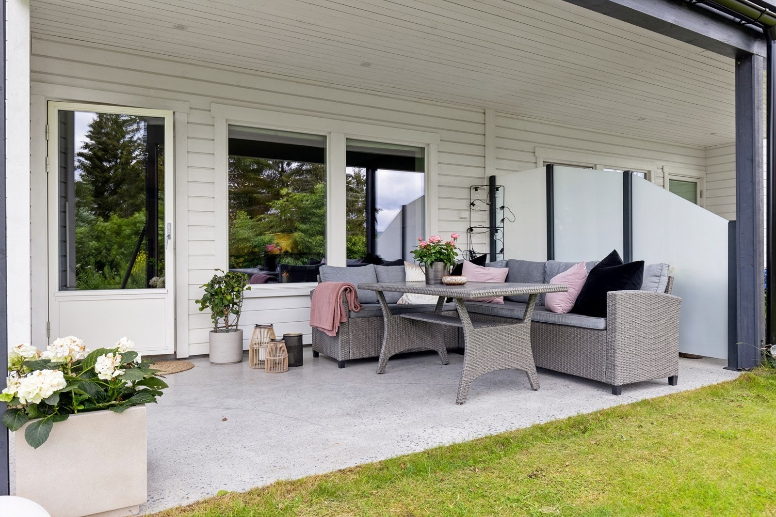 På fine sommerdager fungerer terrassen som en forlengelse av stuen. Galleribilde