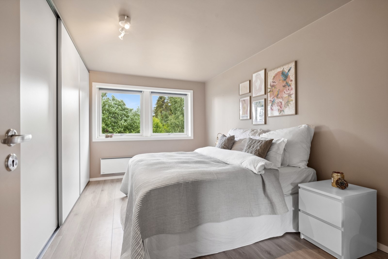 Boligen har til sammen to soverom. Hovedsoverommet har stor skyvedørsgarderobe og god plass til dobbeltseng. Galleribilde