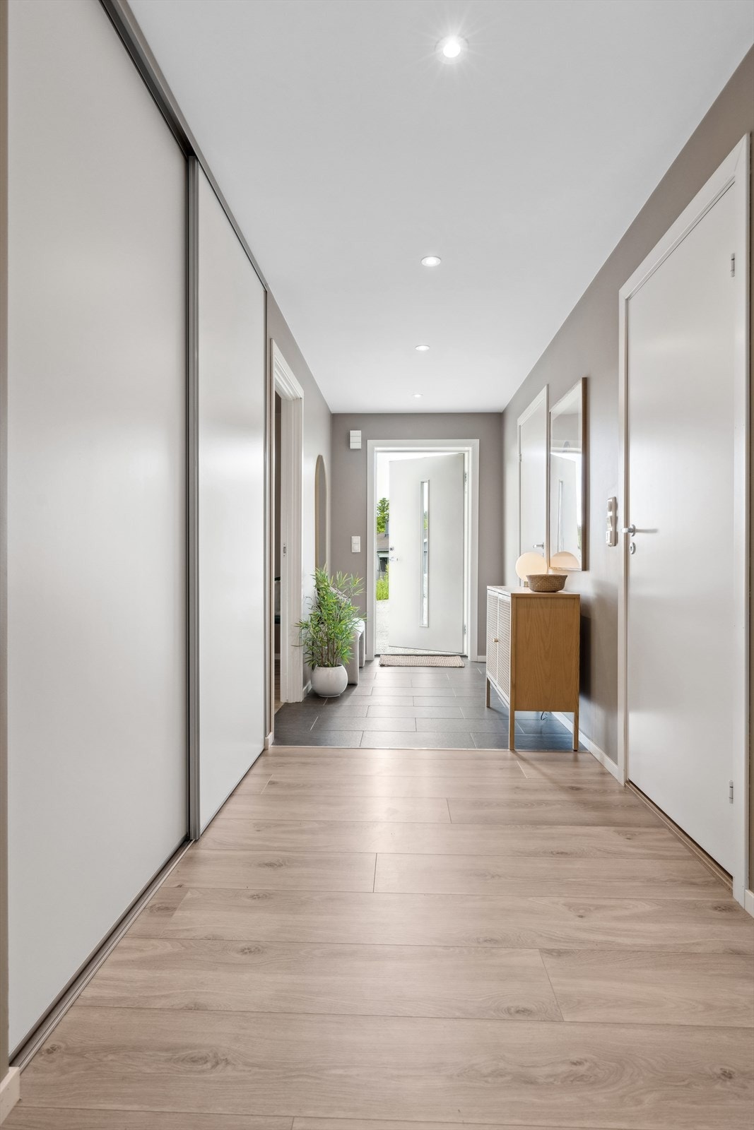 Entréen gir et fint førsteinntrykk. Her er god plass til yttertøy og sko i stor skyvedørsgarderobe. Galleribilde