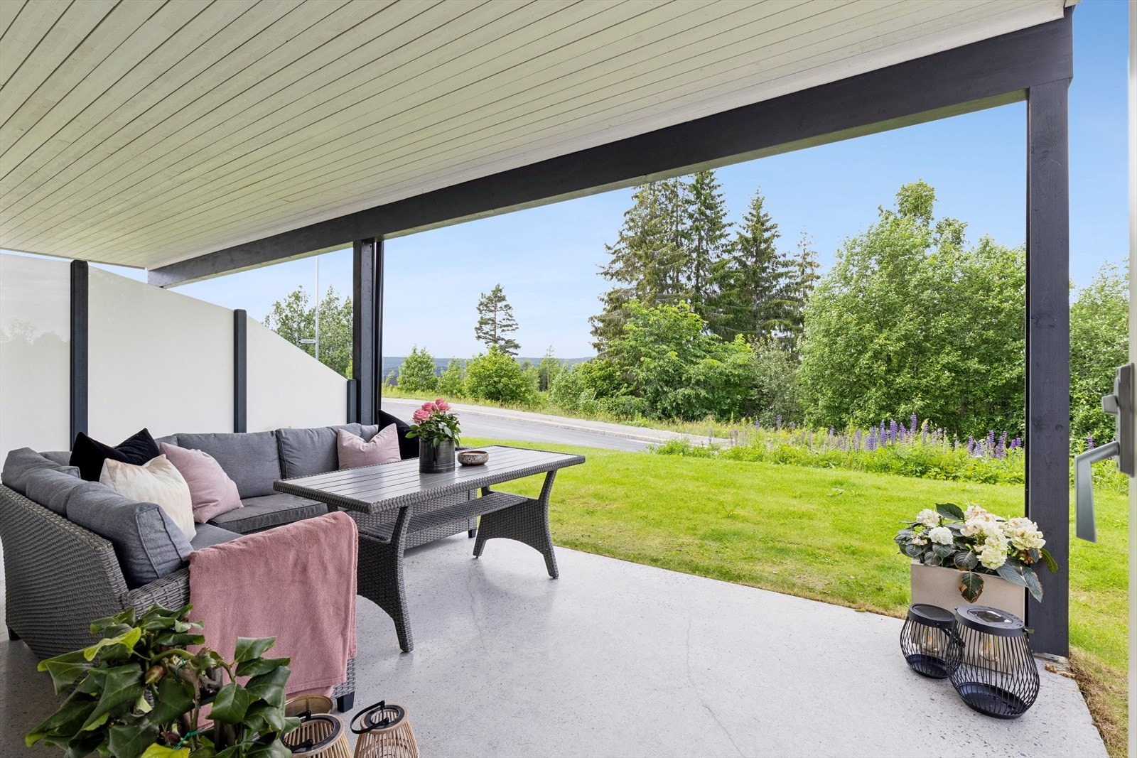 Boligen disponerer også hage med plen, samt gårdsrommet ved inngangspartiet. Galleribilde