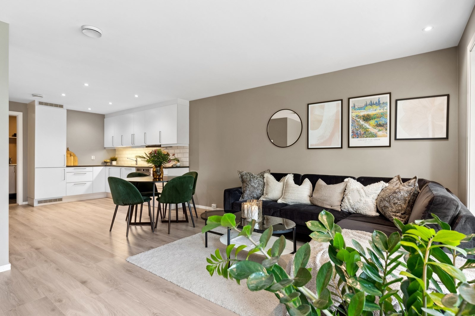 Rommet har flere innredningsmuligheter og god plass til både sofa og spisegruppe. Galleribilde