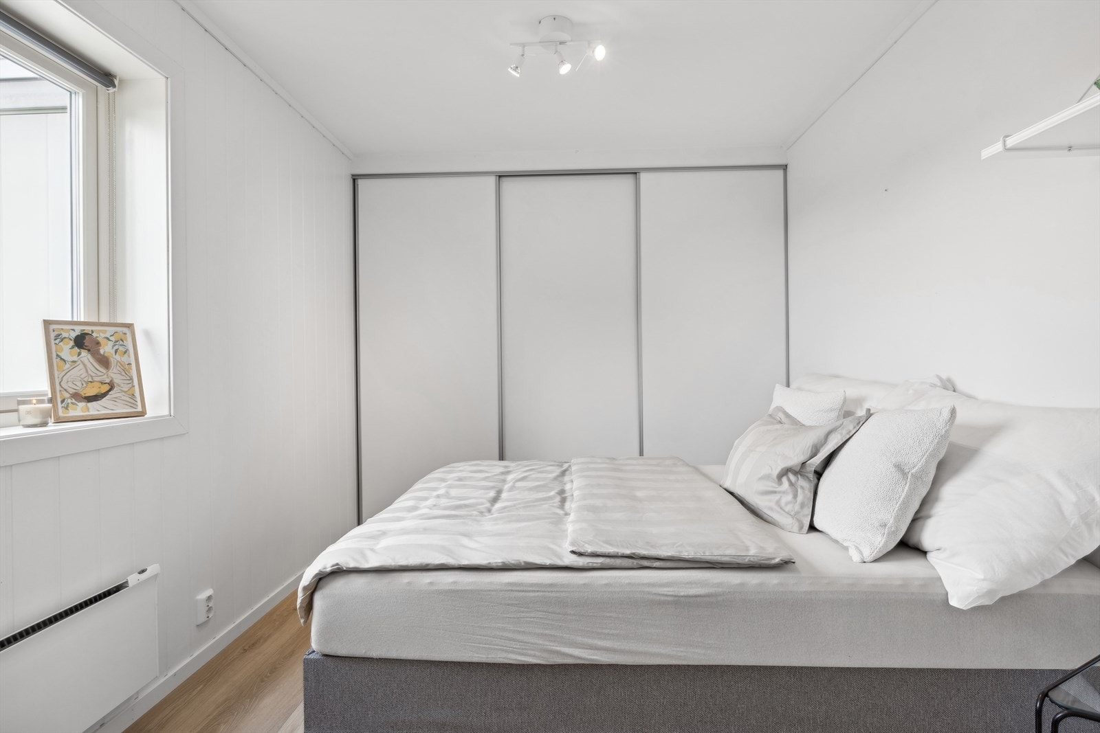 Også dette rommet har skyvedørsgarderobe. Galleribilde