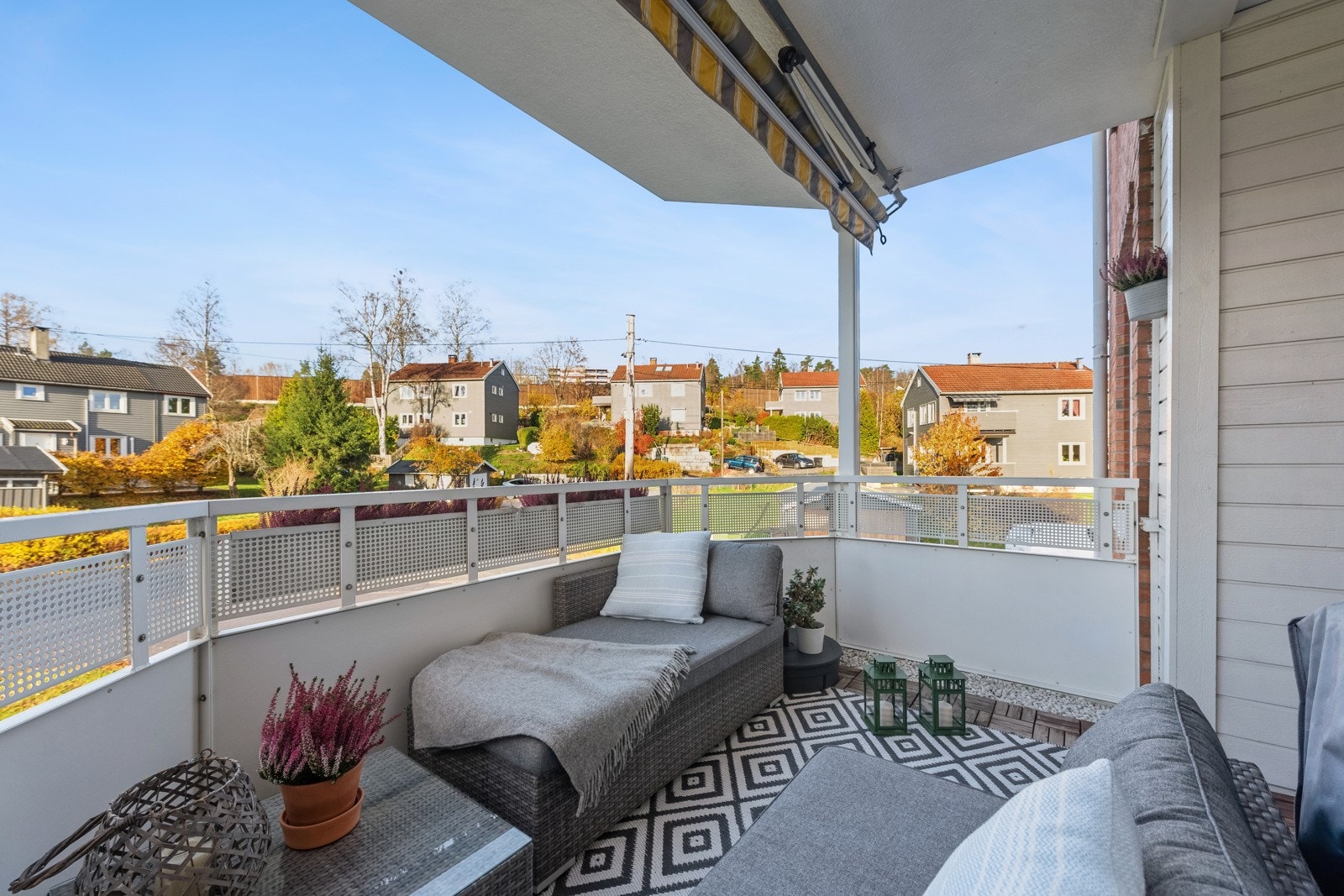 Som et godt ekstra rom for store deler av året. Det er kun fantasien som setter grenser for hva en solrik balkong kan nyttes til. Galleribilde