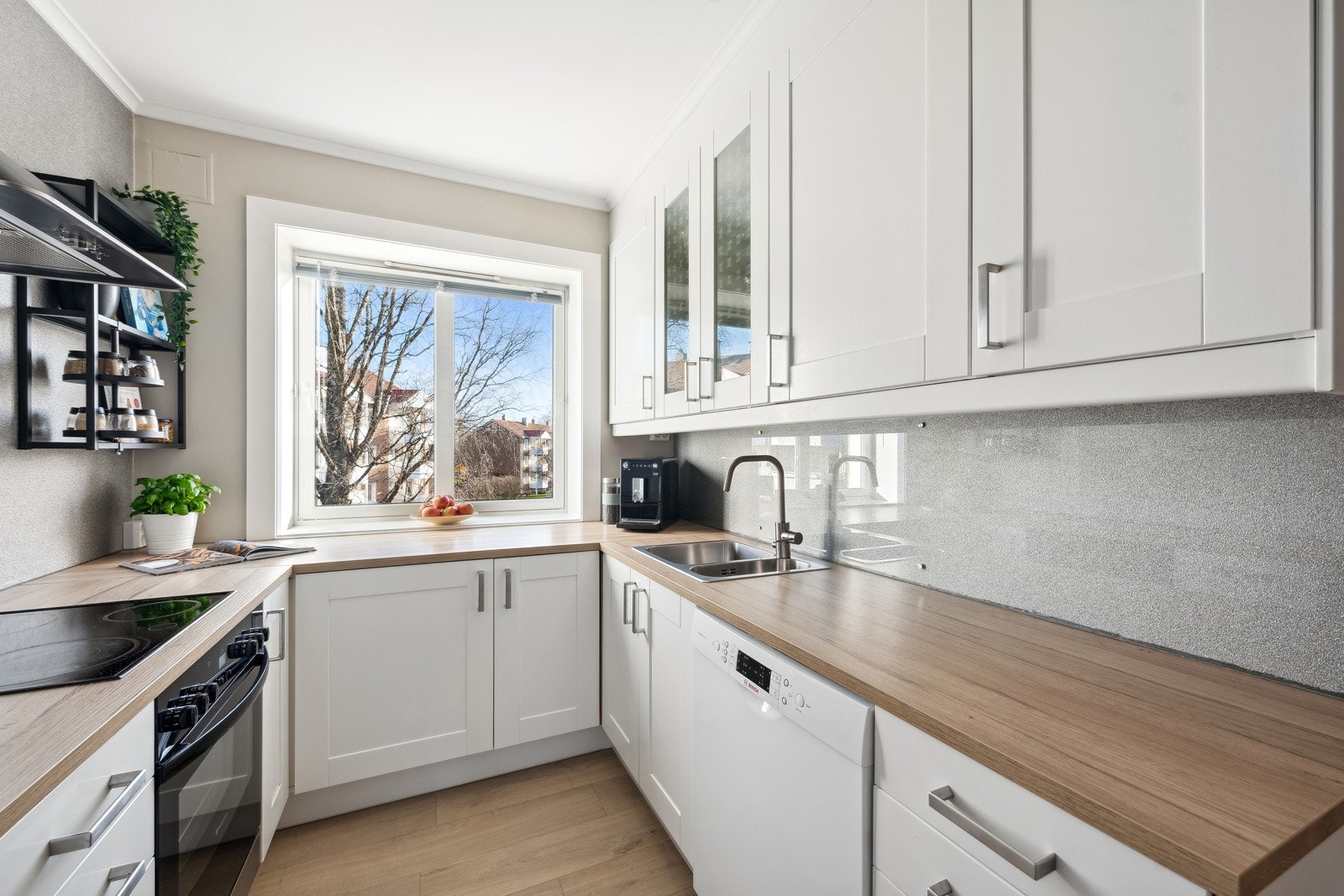 Ikea kjøkkeninnredning med integrerte hvitevarer. Galleribilde