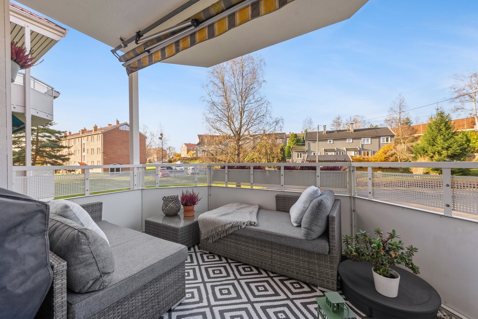 God plass på balkongen til å spise ute hele sommerhalvåret. Galleribilde