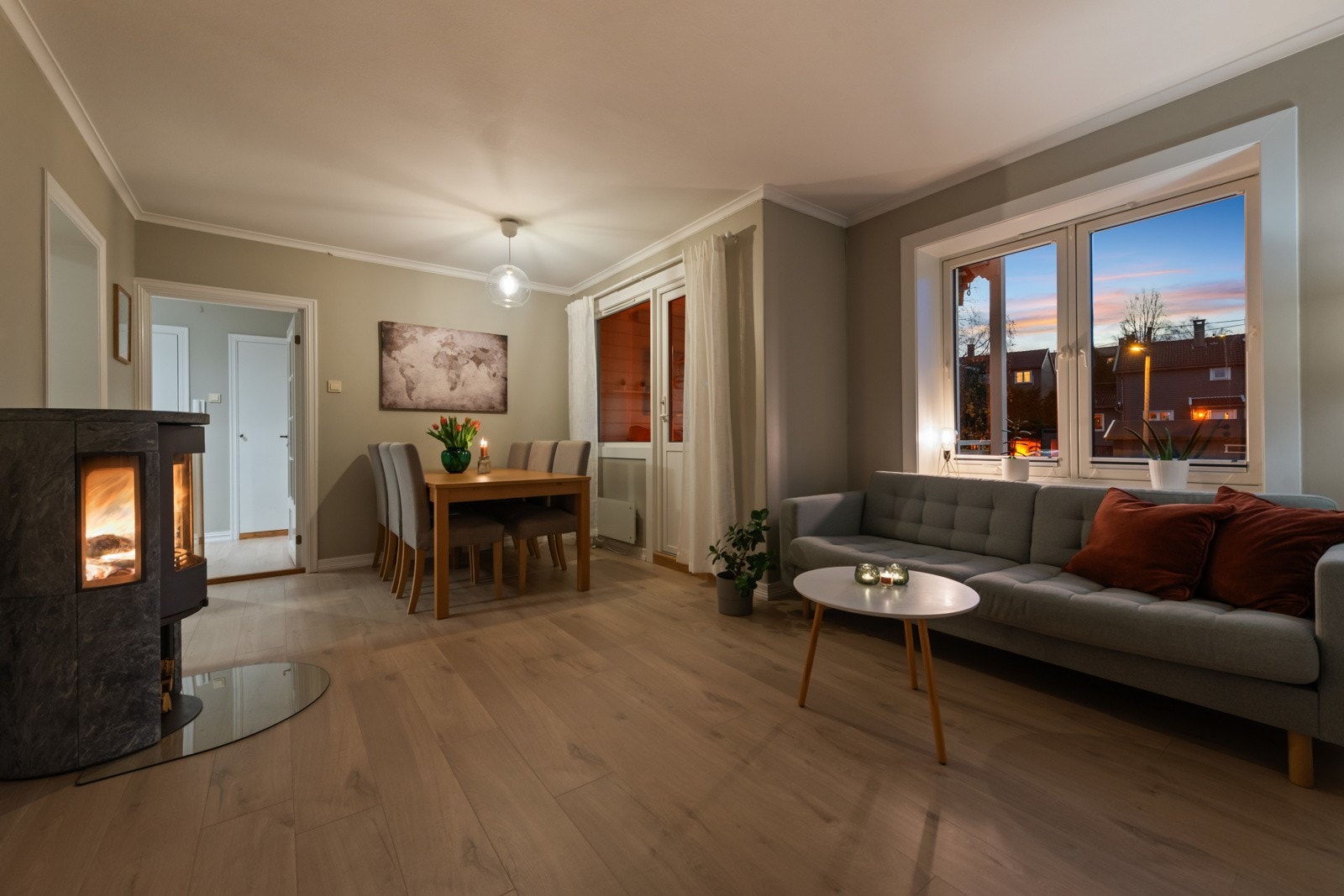 Kveldsstemning i stuen. Endeleilighet med fantastiske lys-og solforhold. Kanskje en av områdets beste beliggenheter. Galleribilde