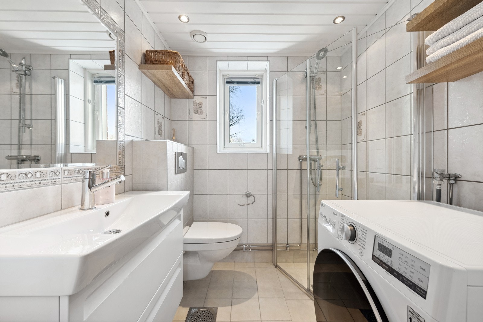 Rehabilitert bad i regi av brl. Moderne servant nedfelt i innredning, innmurt speil., vegghengt toalett, dusjhjørne. En god start på dagen starter på et varmt og delikat baderom. Galleribilde