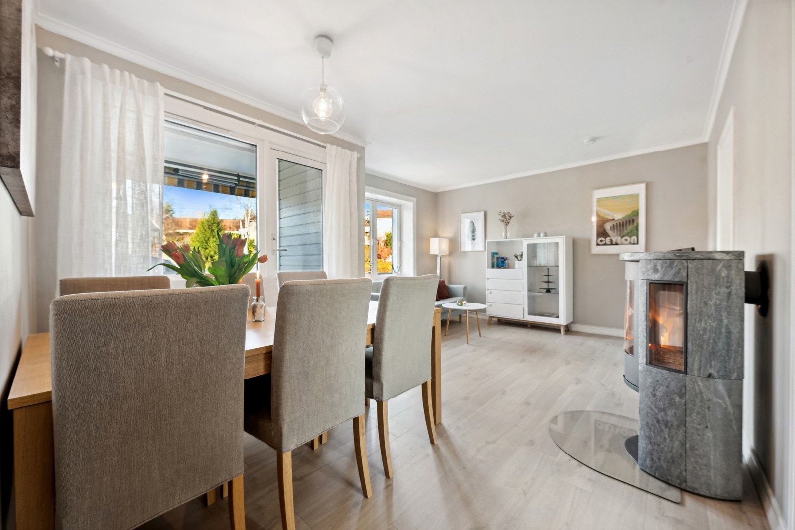 Stuen er lett å møblere. Det er god plass til både salong og spisestue. Galleribilde